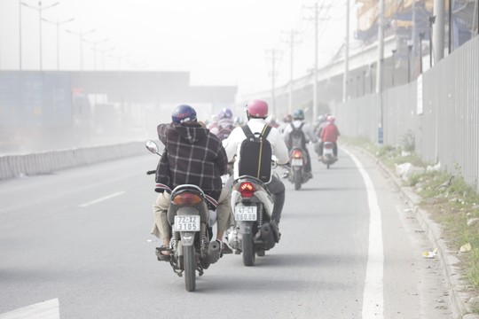 [-]Dân[-]Sài[-]Gòn[-]khốn[-]đốn[-]trong[-]bão[-]bụi